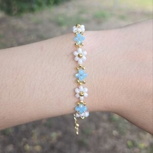 DAISY Handmade Bracelet Featuring Glass Beads and a Gold-Plated Chain Extender.